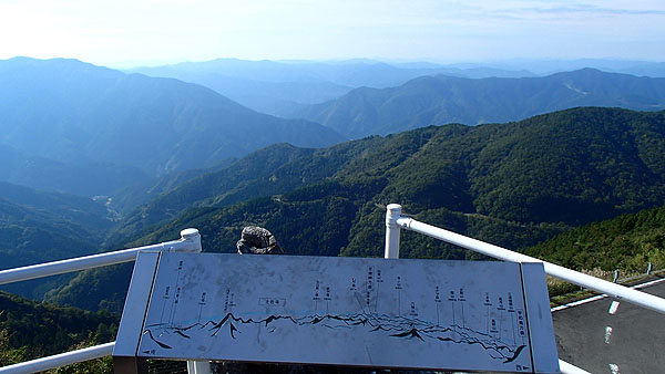 天狗荘ホテル前